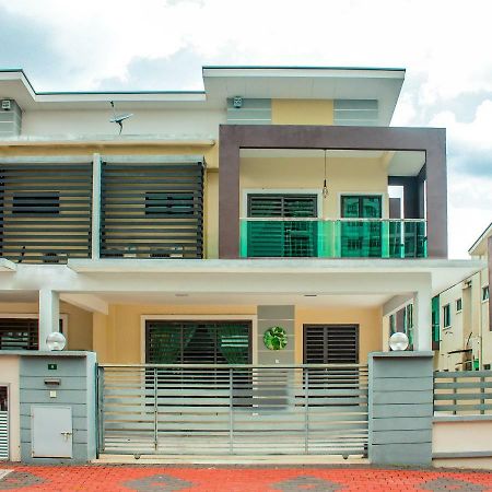 Tropical Livings Meru Ipoh Homestay By Grab A Stay Экстерьер фото